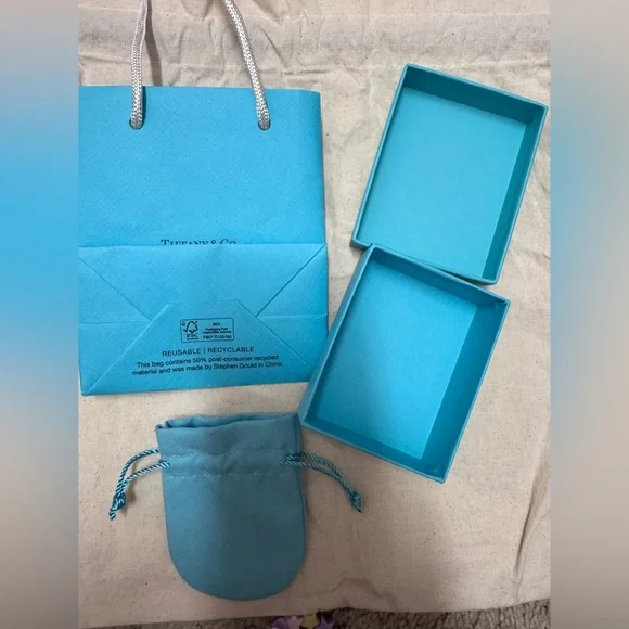 Tiffany and Co 3 shopping bags, 1 jewelry box, and jewelry bag - Picture 5 of 6